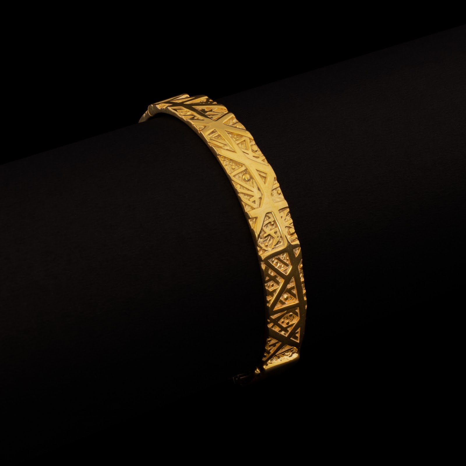 JBRC1013 — THE ANGLECRAFT: A continuous band of engraved triangles and textured geometric panels gives THE ANGLECRAFT a crisp, architectural rhythm.
