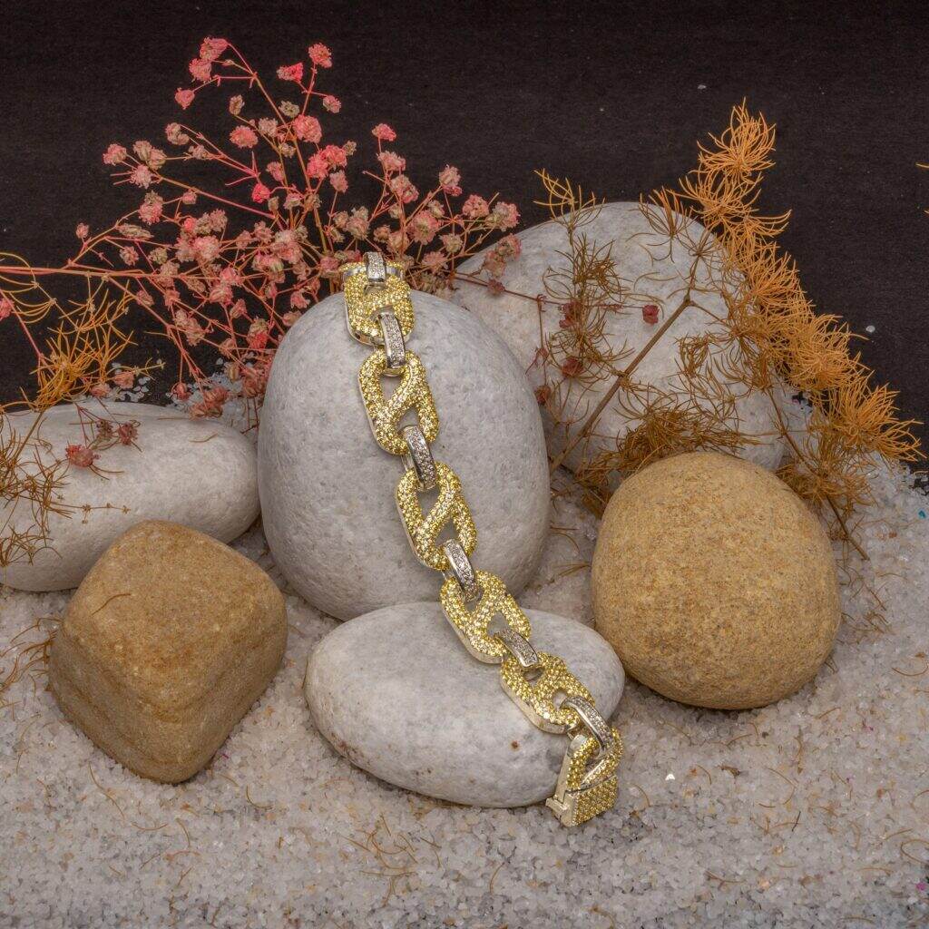 JBRC1021 — THE GOLDEN UNDERTOW: Sweeping open links combine yellow stone-set curves with bright metal arcs in a flowing, two-tone composition.