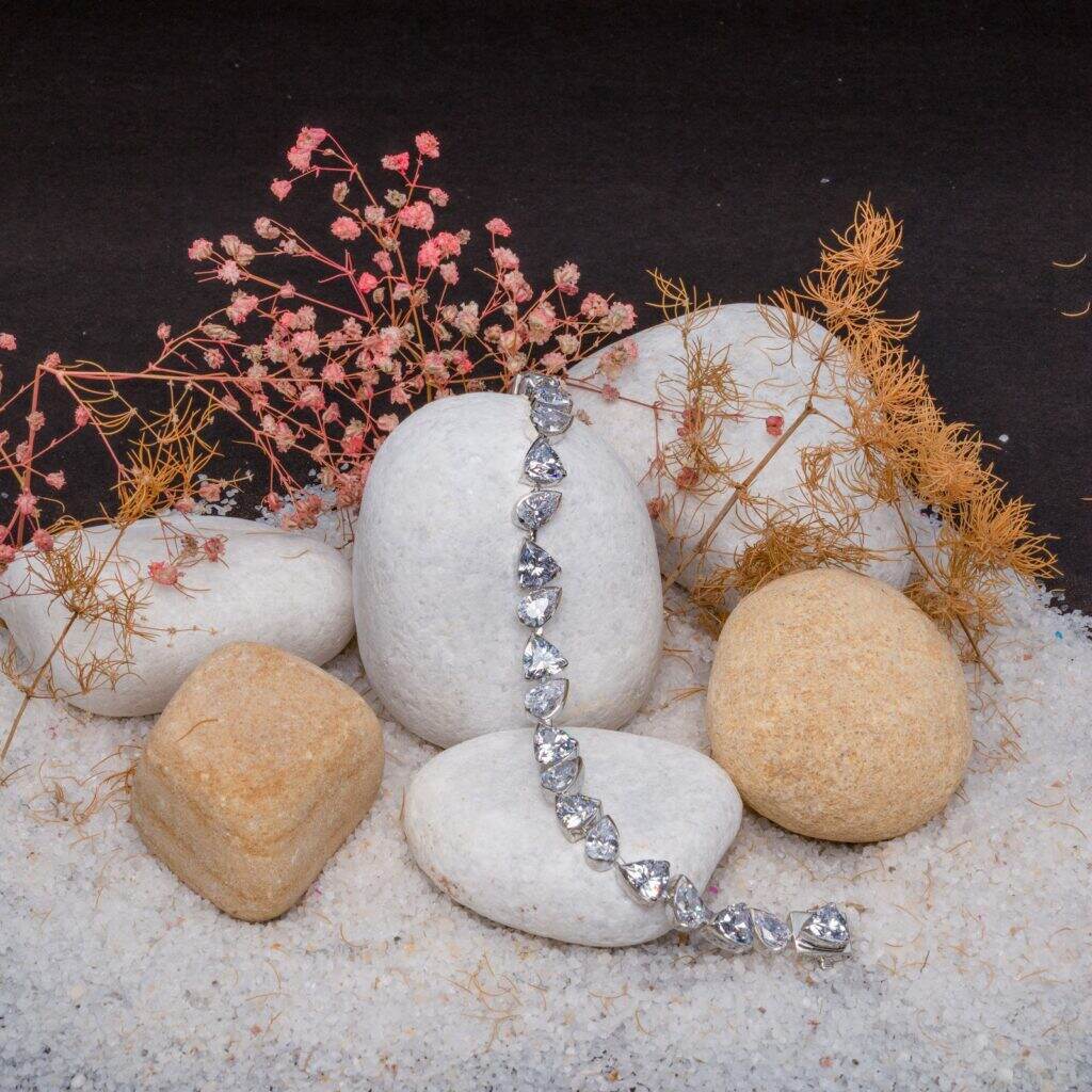JBRC1026 — THE PEAR CUT: Pear-shaped white stones repeat around the wrist in a bracelet that pairs clear sparkle with a distinctive teardrop outline.