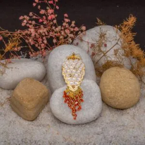 JBRH1033 — THE QUEEN’S RESERVE: A honeycomb panel, delicate bee motifs and cascading amber-red drops give THE QUEEN’S RESERVE its richly layered character.